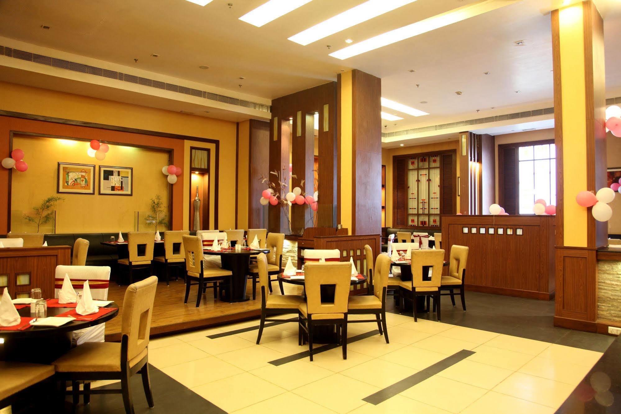 Hotel Pal Heights Bhubaneswar Restaurant photo